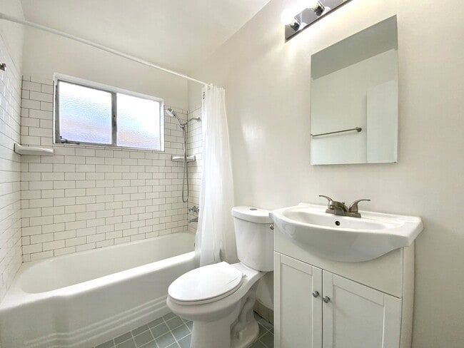 Building Photo - NEWLY RENOVATED Unit, w/ HIGH CEILINGS, Sp...