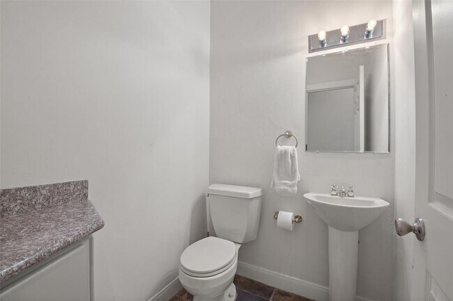 Building Photo - 5 Oak Crest Cir