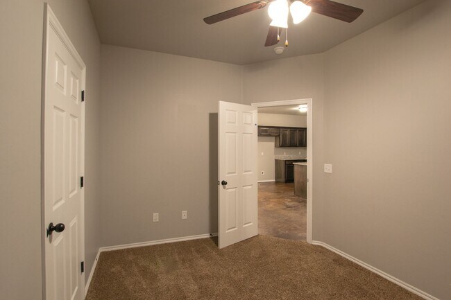Building Photo - 3-Bed, 2-Bath Duplex with Waterway Views -...