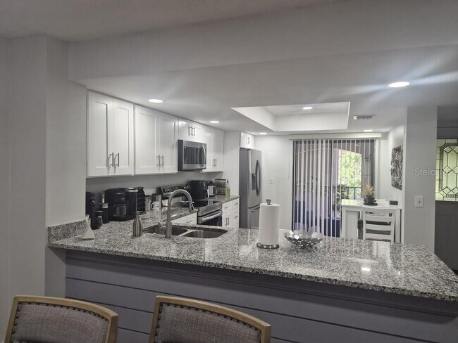 Building Photo - 1055 Kensington Park Dr