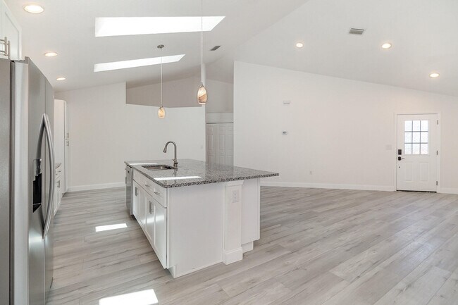 Building Photo - 180 Waters Edge Ln