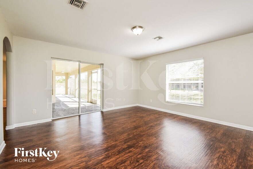 Building Photo - 2547 SW 3rd Pl