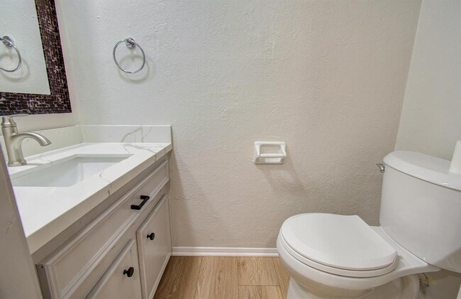 Building Photo - 2202 Briarview Dr