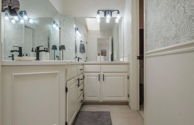 Building Photo - Single Level Home with a 2 car garage