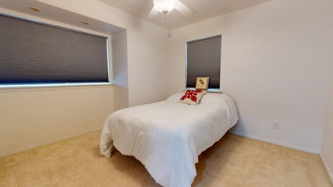 Building Photo - 4 Bedroom 2.5 Bath, 2 Car garage, Solar pa...