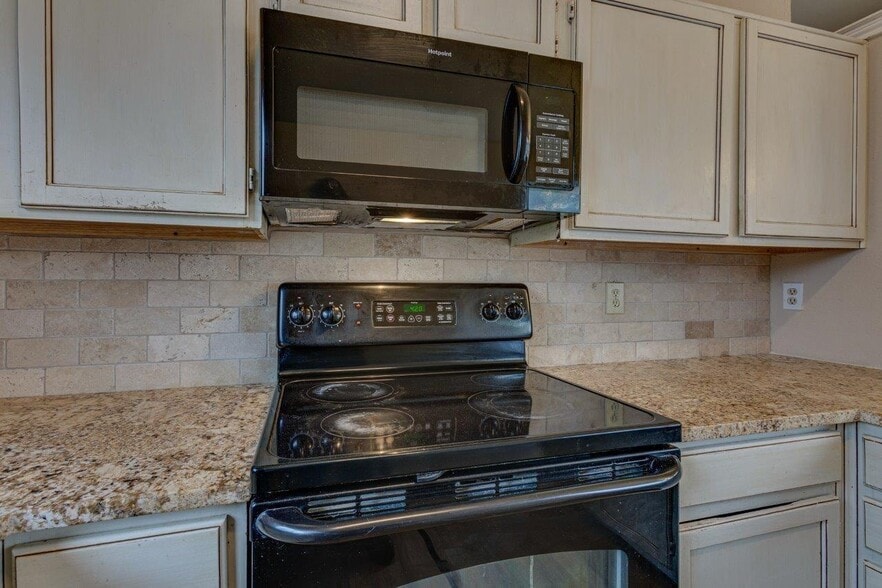 Building Photo - 10611 Woodleaf Dr