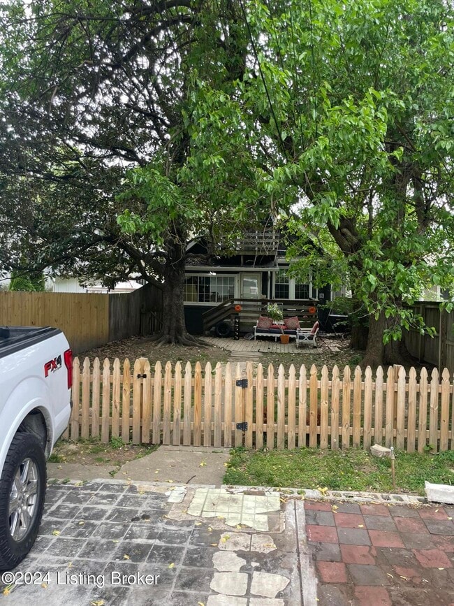 Building Photo - 2052 Midland Ave