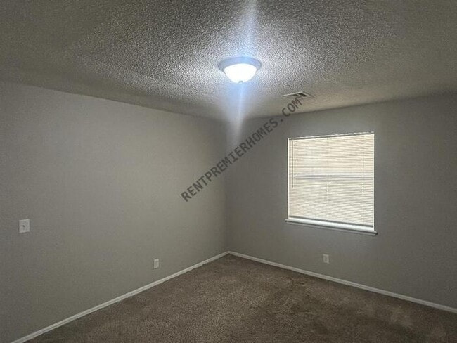 Building Photo - 900 S 27th St