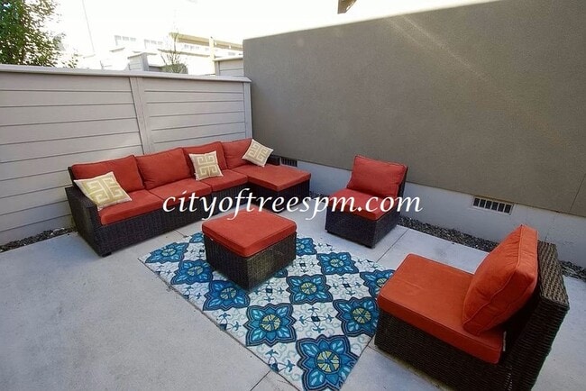 Building Photo - Harris Crossing at Harris Ranch.