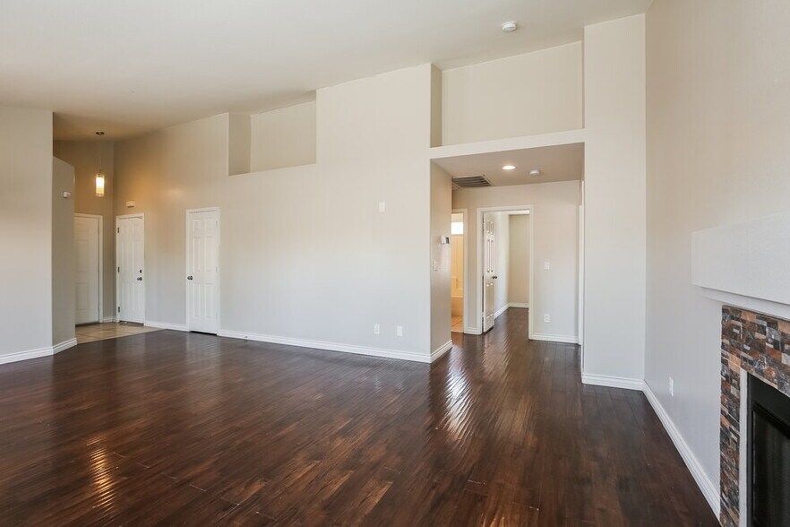 Building Photo - 4565 Savin Cir