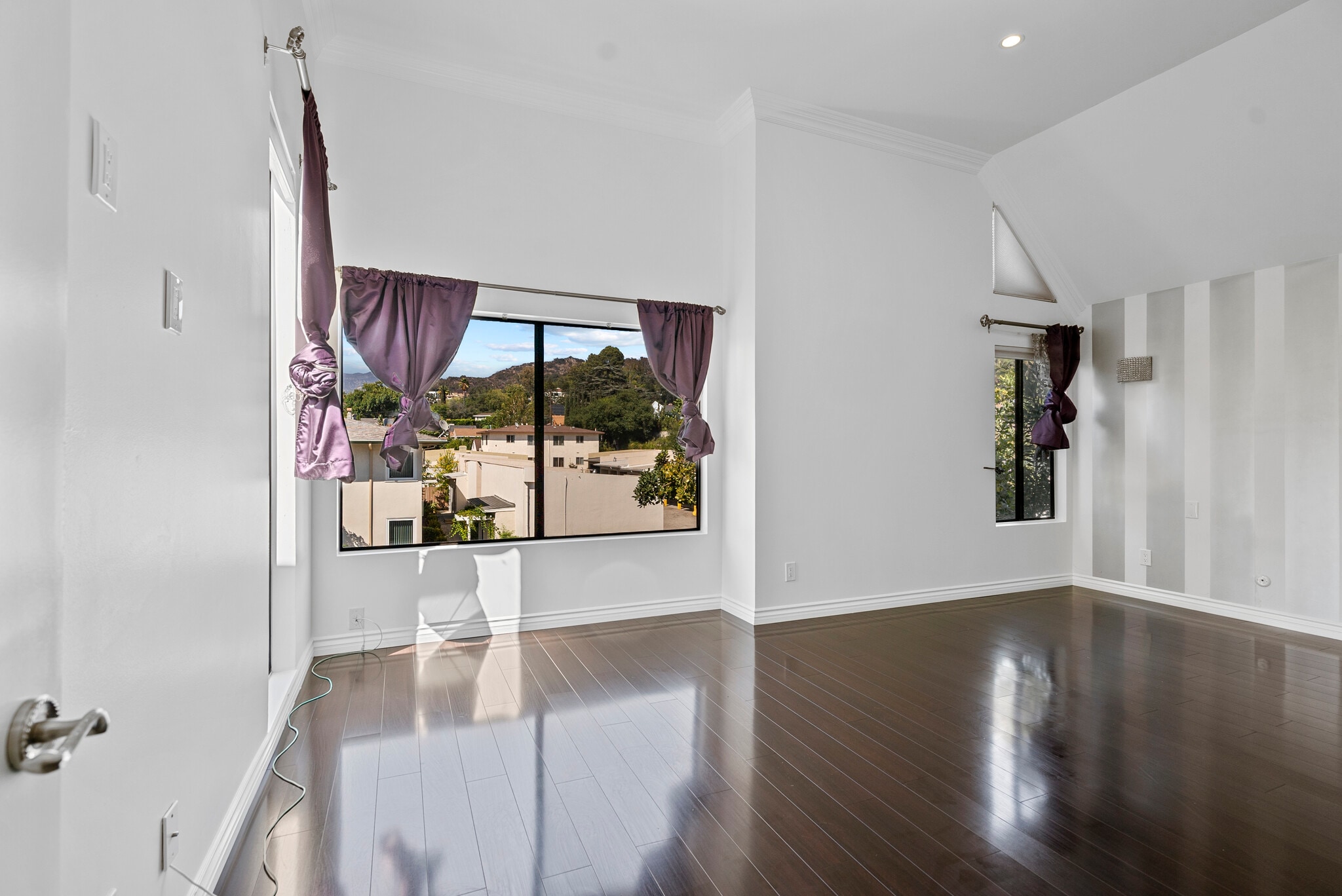 Master Bedroom (Spacious) - 1734 N Verdugo Rd