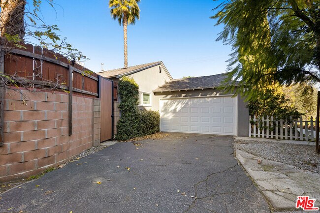 Building Photo - 12730 La Maida St