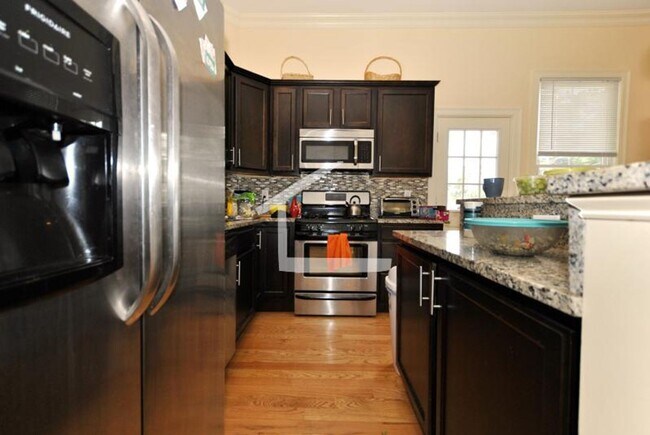 Building Photo - Renovated Duplex Townhome