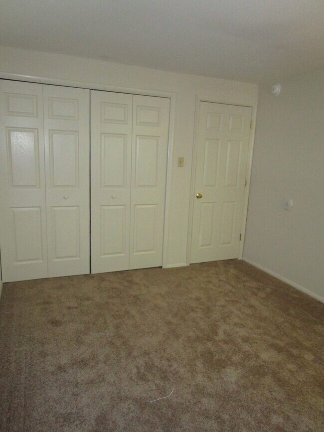 Building Photo - Gorgeous 3 BR/1.5 BA EOG Townhome in Pasad...