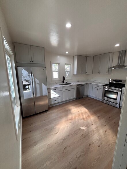 Building Photo - 6534 Peach Ave