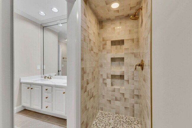 Building Photo - Newly Renovated Condo in The Westende with...