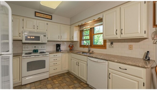 Building Photo - 1135 Manor Dr