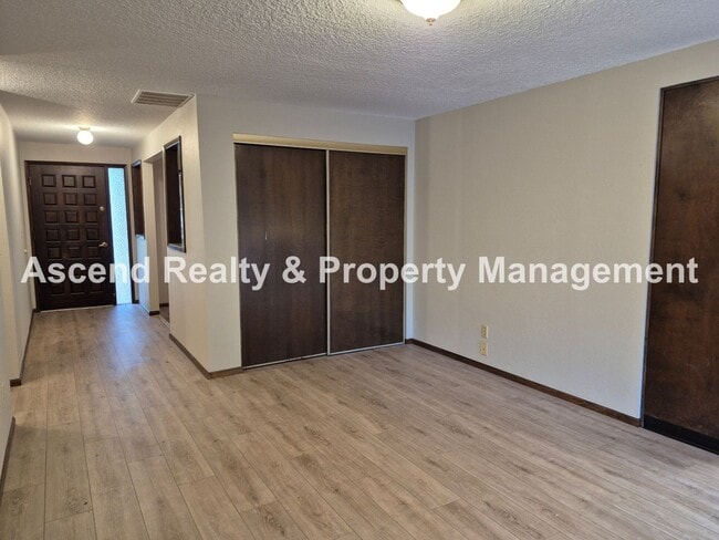 Building Photo - One Level Ranch Greenway Neighborhood Fenc...
