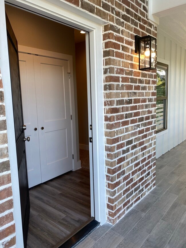 Building Photo - 400 Highlands St