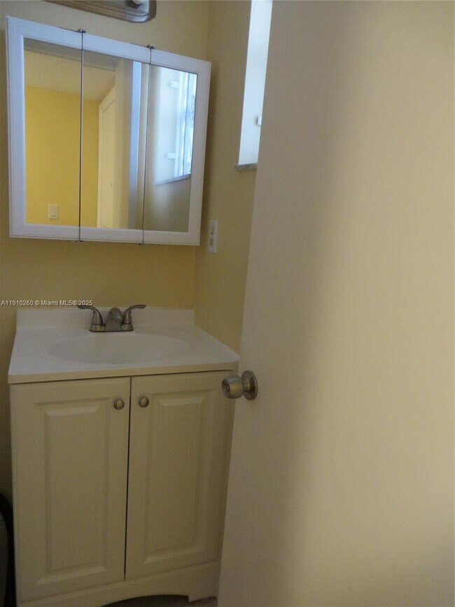 Building Photo - 220 SW 9th Ave