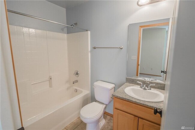 Building Photo - Spacious 2 Bed 2.5 Bath Townhome with Attached Garage in Cle Elum