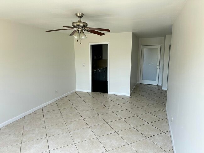 Building Photo - 1480 E Sample Rd