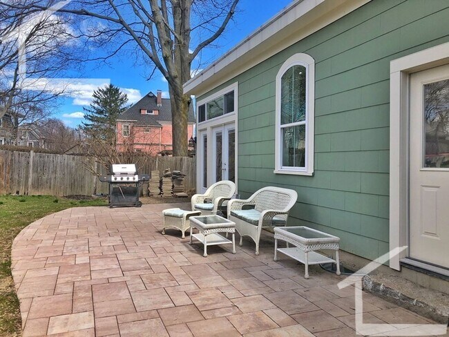 Building Photo - Gorgeous Townhouse in Quincy Avail 9/1