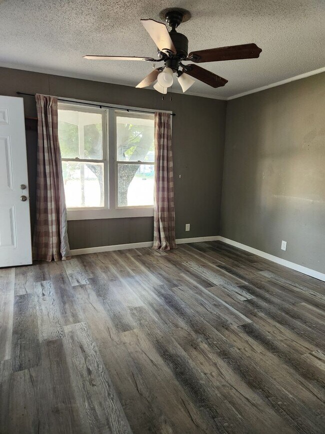 Building Photo - 4-Bedroom/1 Bath Home for Rent – $1,200/month – Columbus, KS