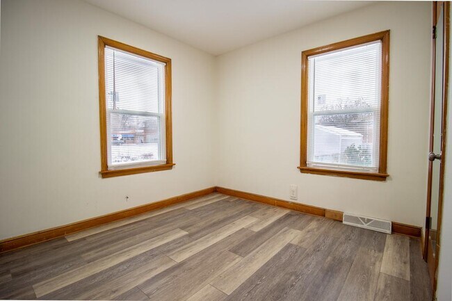 Building Photo - 212 E 142nd Pl
