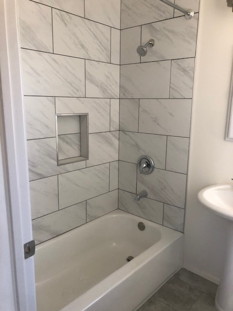 Shower / Tub - 610 S Main St