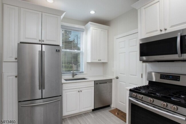 Building Photo - 122 N Fullerton Ave