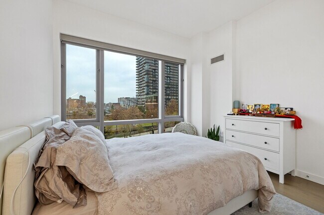 Building Photo - 75 Park Ln S