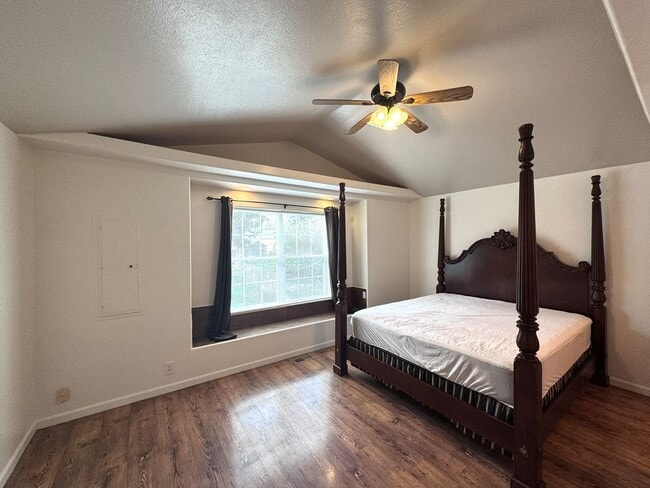 Building Photo - 2005 8th Ave N