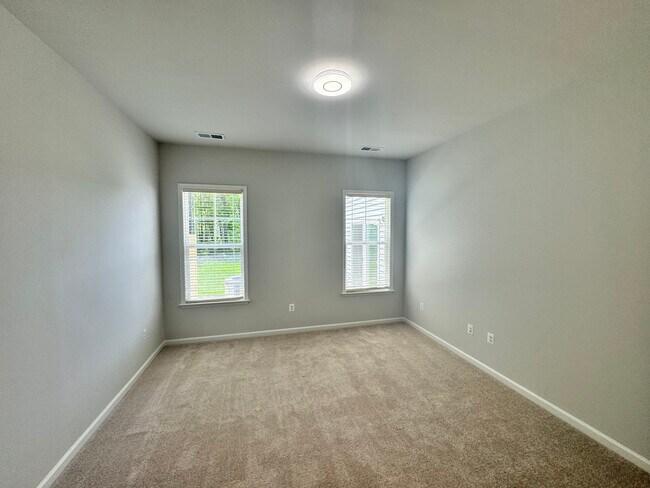 Building Photo - 701 Englewood Farms Dr