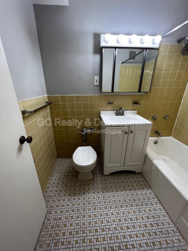 Building Photo - 6030 N Sheridan Rd