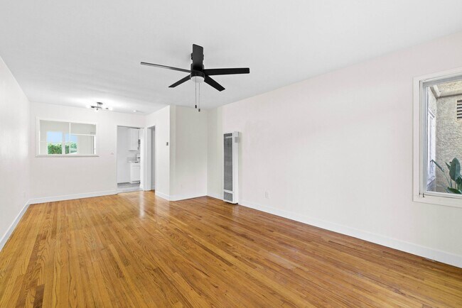 Building Photo - 2BR Coastal La Jolla Apartment | Steps to Windansea Beach