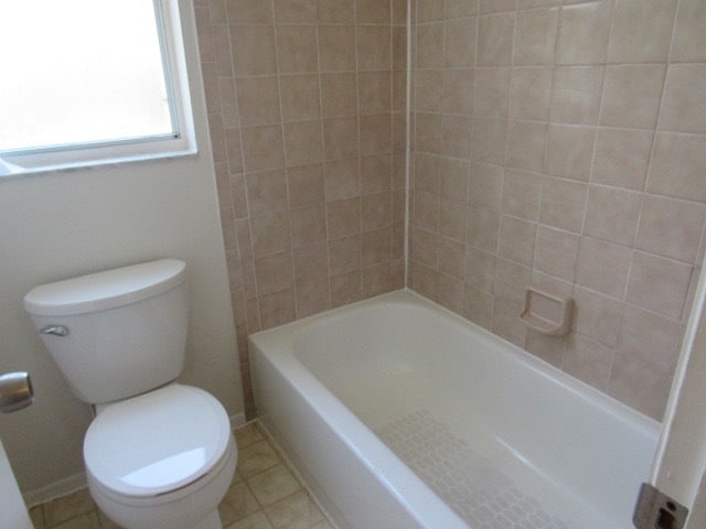 Building Photo - Lovely 2 Bedroom 1 Bathroom Duplex in San ...