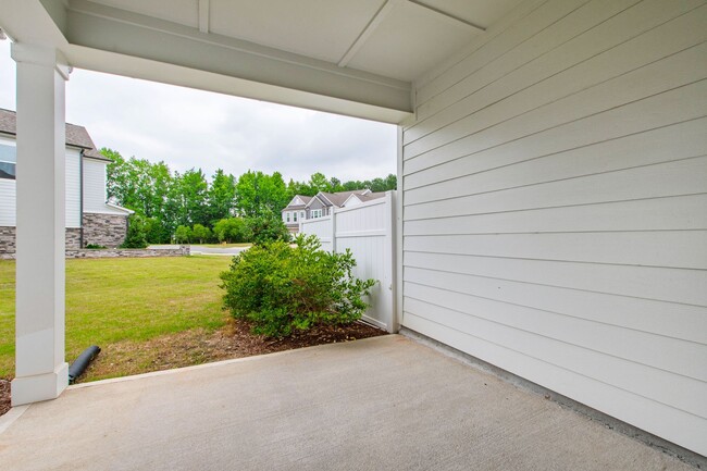 Building Photo - Beautifully Appointed Townhome in Prime Ho...