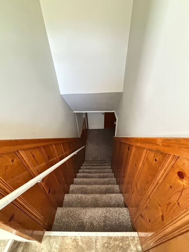 Building Photo - August Rent Free! 5 Bed 2 Bath Single Fami...
