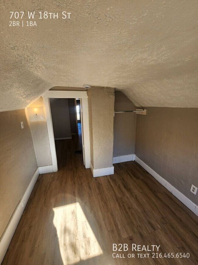 Building Photo - 707 W 18th St