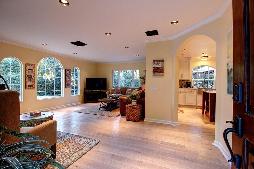 Building Photo - 1569 Sycamore Canyon Rd