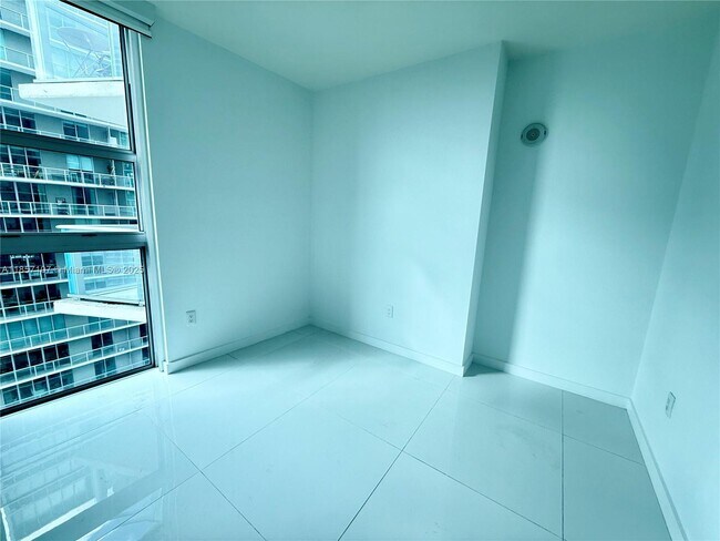 Building Photo - 1100S S Miami Ave