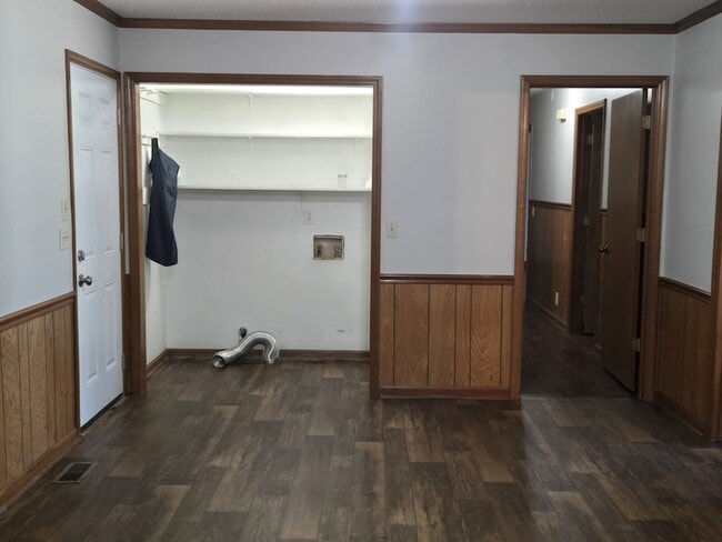 Building Photo - 2025 Stonebrook Dr