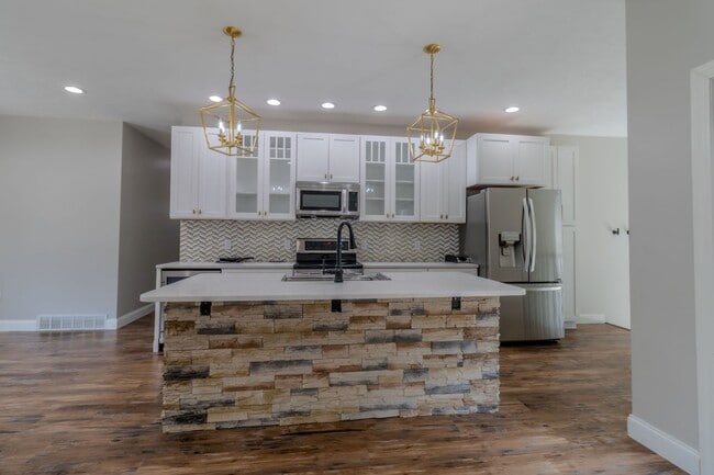 Building Photo - Contemporary Comfort and Versatility in a ...