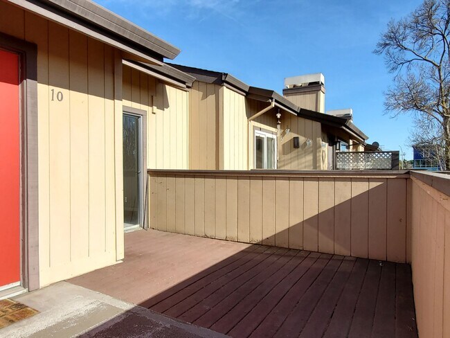 Building Photo - Upstairs Condo with 2 Car Garage, Fresh Pa...