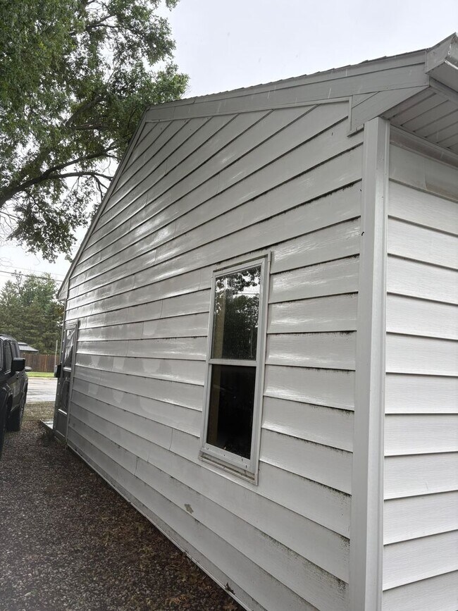 Building Photo - Charming Ranch Home With Attached Garage in Galesburg!