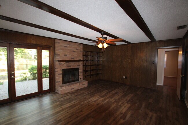 Building Photo - Coming Soon! Charming 3 Bedroom 2 Bath Home in Tyler!