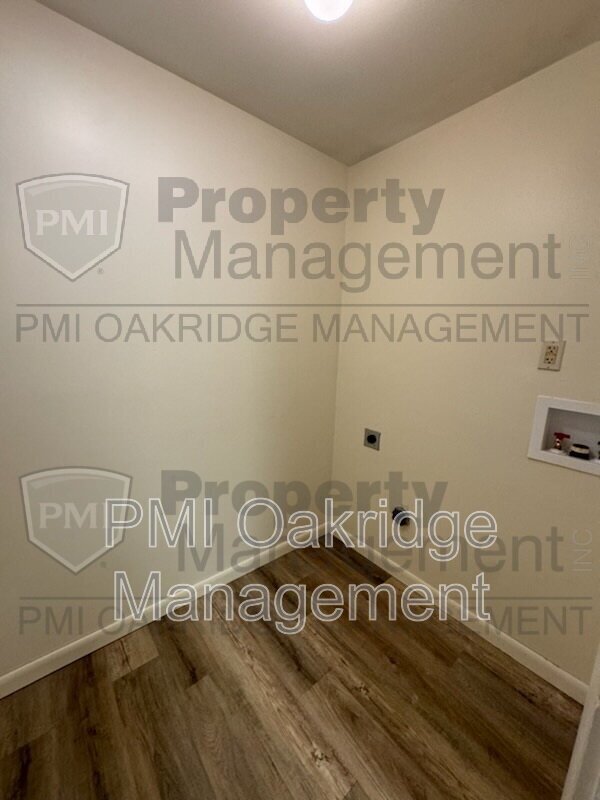 Building Photo - 591 Stonyridge Ave