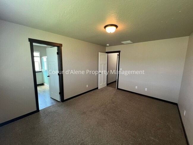 Building Photo - 3 bed house behind Crown Pointe Park!