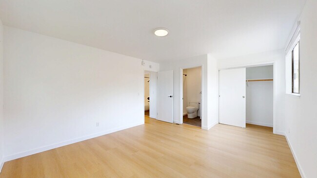 Building Photo - 2037 Castro St